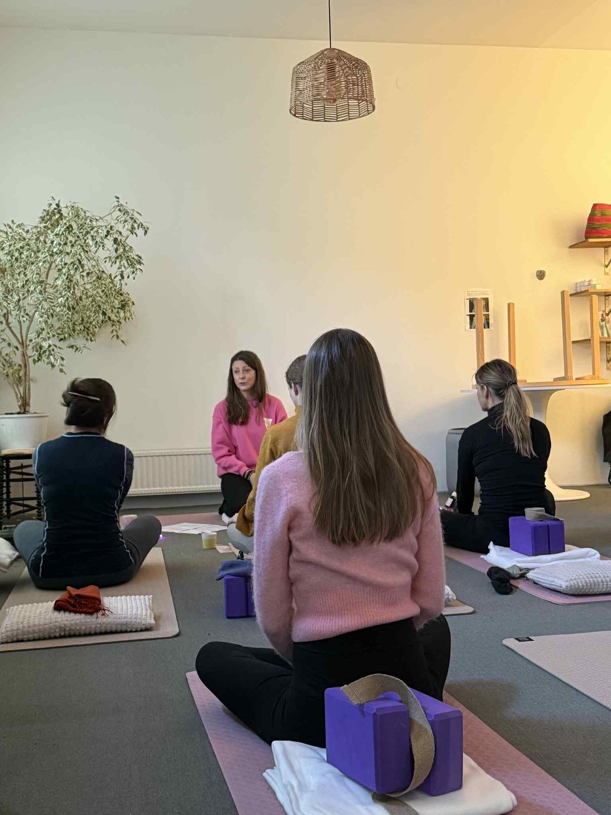 emma på yoga nala undervisar
