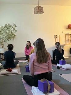 emma på yoga nala undervisar