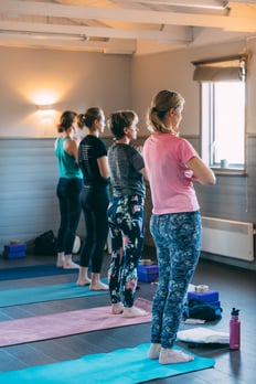 yogaelever på mattorna