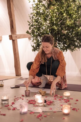 emma yoga nala tänder ljus